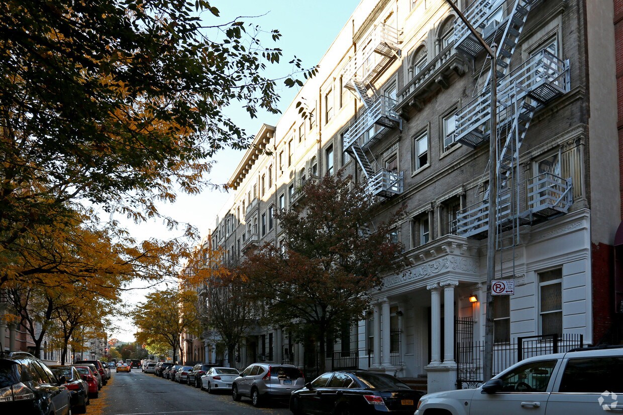 Foto del edificio - 143 W 111th St