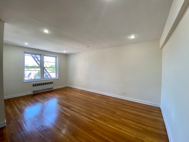 LIVING - 9002 63rd Dr