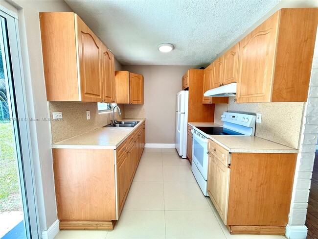 Building Photo - 6725 SW 27th Ct