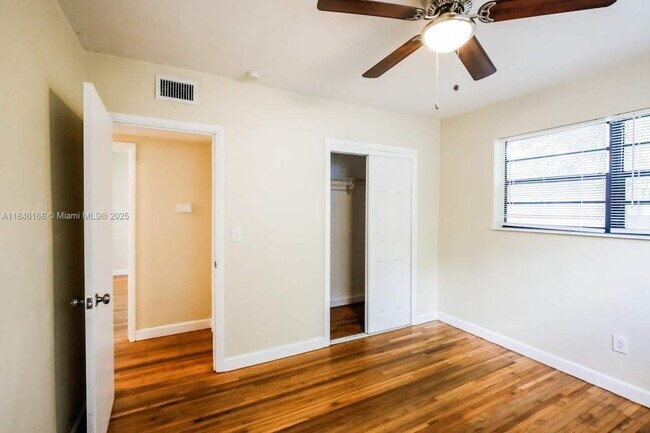 Foto del edificio - 1120 NE 160th St