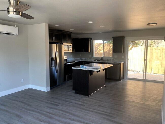 Building Photo - 3 Bedroom 2.5 Bath Townhouse!