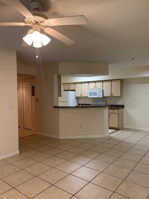 Barra con mostrador y zona para comer - 738 Crest Pines Dr