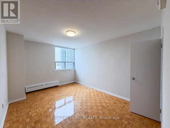 Photo du bâtiment - 1440 Lawrence Ave W