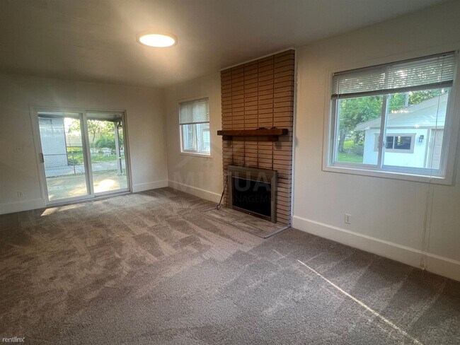 Building Photo - 3 br, 1.5 bath House - 29032 Rayburn St