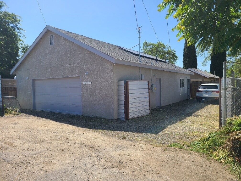 Primary Photo - 216 Oak St