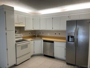 Building Photo - 204 Foxtail Dr