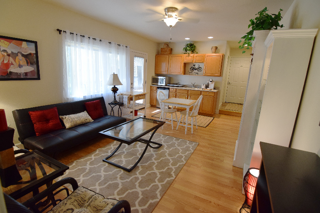 Building Photo - 23158 Lone Pine Dr