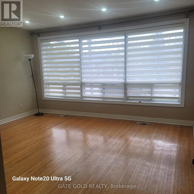 Photo du bâtiment - 30 Benstrow Ave