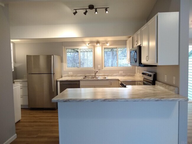 Building Photo - 121 E Ridgeview Dr