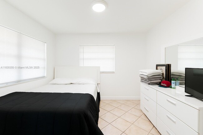 Building Photo - 1250 Lincoln Rd