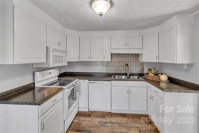 Foto del edificio - 206 Star Ridge Rd