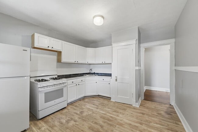 Building Photo - 3332 Aubert Ave