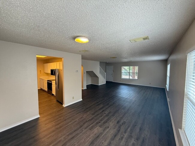 Building Photo - 4bd 2.5ba in Prime Location