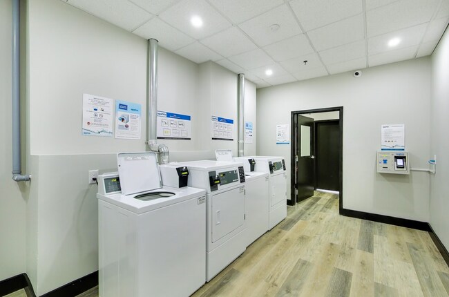 Photo du bâtiment - Beautifully Updated Studio Apartment in Downtown Sarnia!