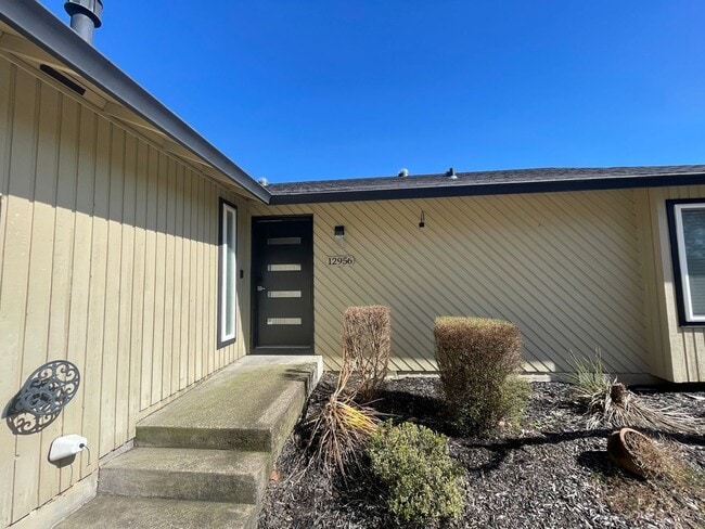 Photo - Beautiful 3 Bed 2 Bath House in Happy Valley!! A/C, Additional Living Area, Great for Entertaining!!