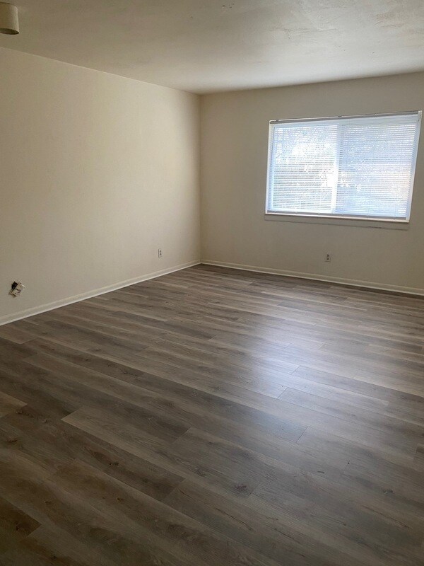 Building Photo - 1063 W 48th St