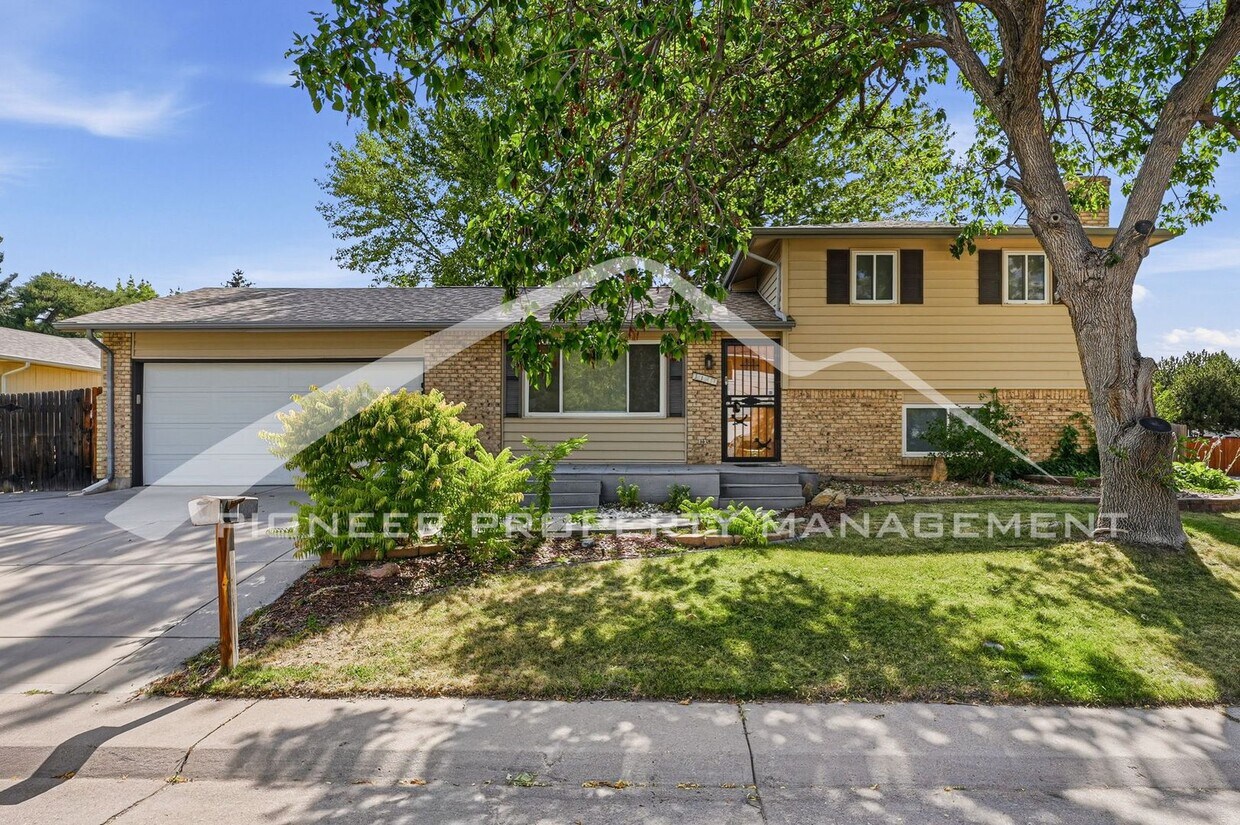 Charming Home with Washer/Dryer and 2-Car Garage - Charming Home with Washer/Dryer and 2-Car Garage