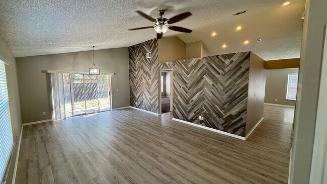 Foto del edificio - 3 Bedroom, 2 Bath Single Family Home in Or...