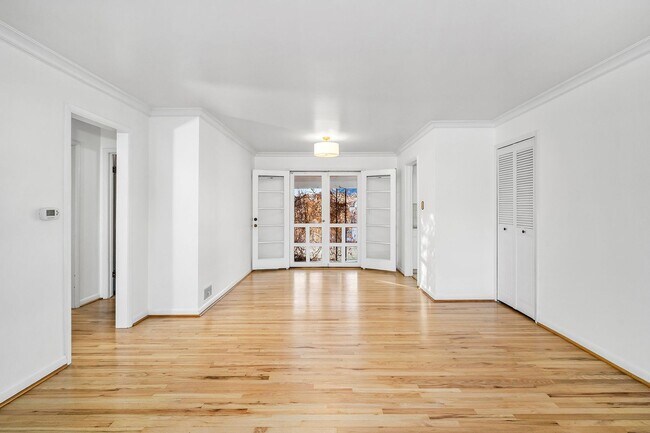 Foto del edificio - 2BD, 2BA Wellshire Home with Finished Basement and Attached 1-Car Garage