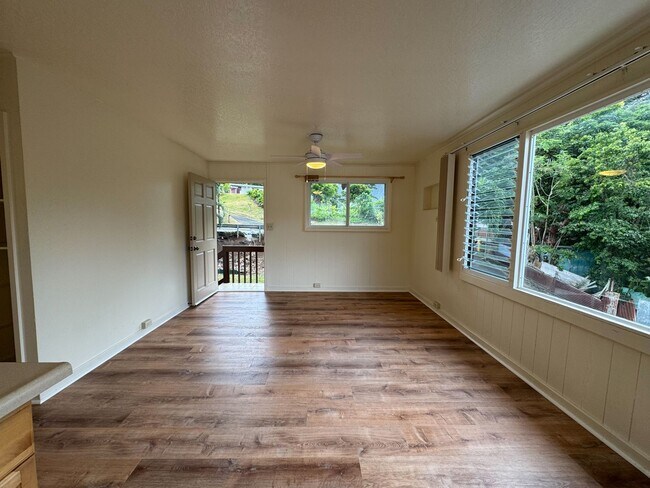 Foto del edificio - AVAILABLE NOW. 2BD/1BA/2PKG. Upstairs unit...