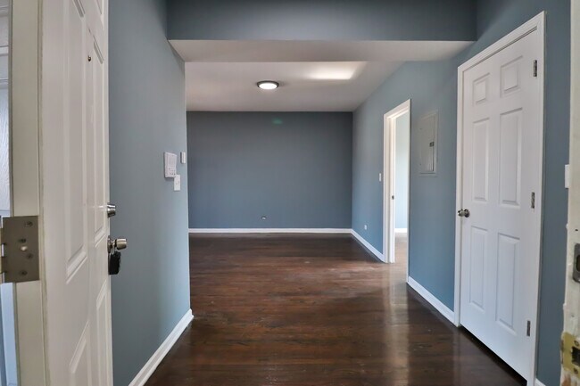 Building Photo - 1156 E 67th St