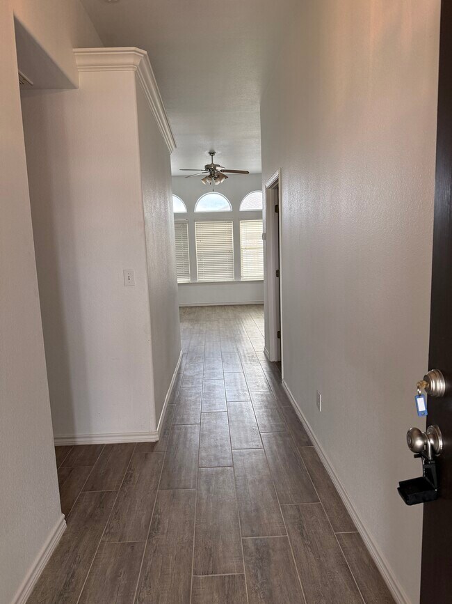 Building Photo - 3806 Los Arroyos Dr