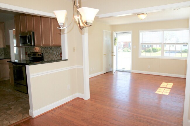 Building Photo - BEAUTIFULLY RENOVATED Westview Home!