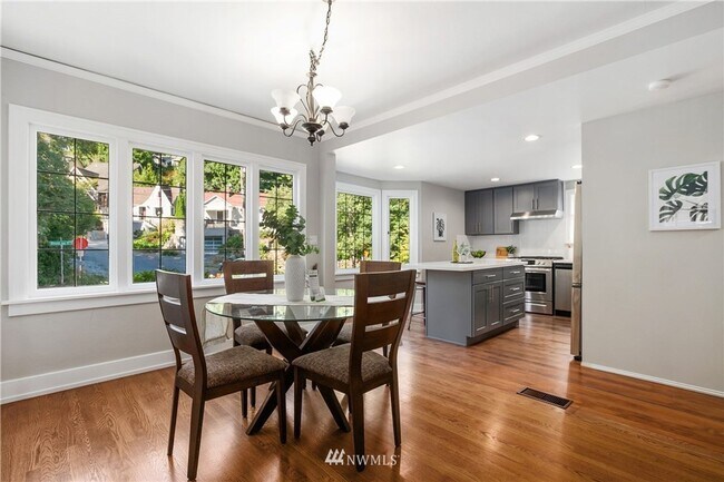 Foto del edificio - Spacious Montlake Rental with Stunning Views & Prime Location