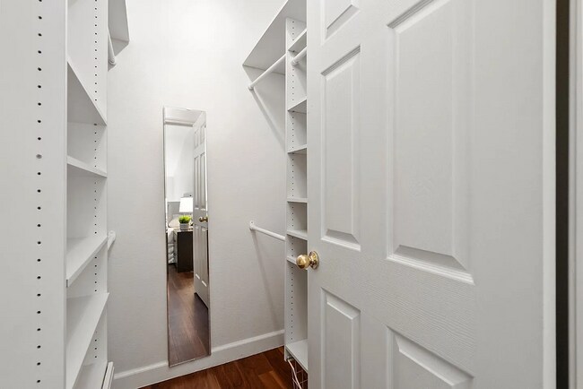 Building Photo - Loft Style Townhome w/no unit above or bel...