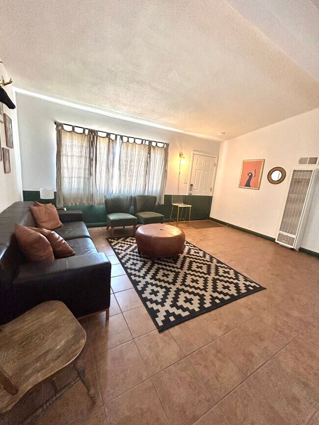 Foto del edificio - 4 Bedroom 2 Bathroom Home in Quiet Neighborhood