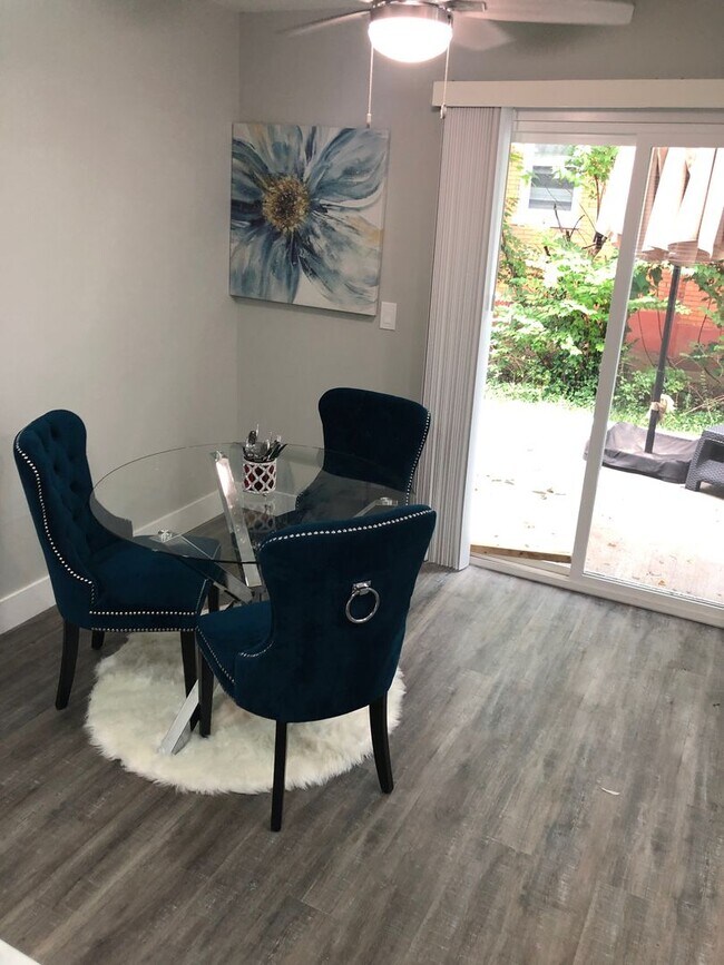 Building Photo - 2 BDRM MODERN TOWNHOME