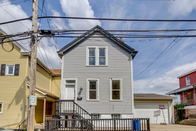 Building Photo - Renovated 3BR with City Views & Big Backya...