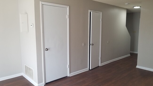 Building Photo - 2 Bedroom/1.5 bath Townhome