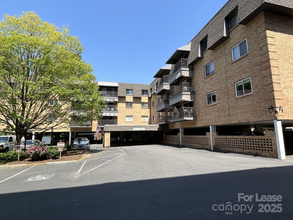 Primary Photo - 1323 Queens Rd