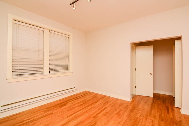 Foto del edificio - 2402 N Kedzie Blvd