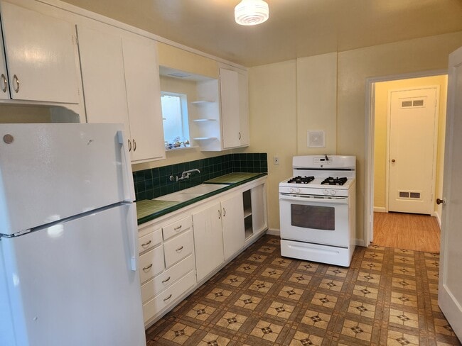 Kitchen - 1327 Parker St
