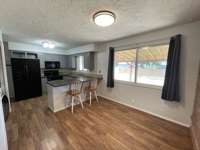 Building Photo - 2 Bed, 1 Bath Single Family Home w/ 1 Car ...