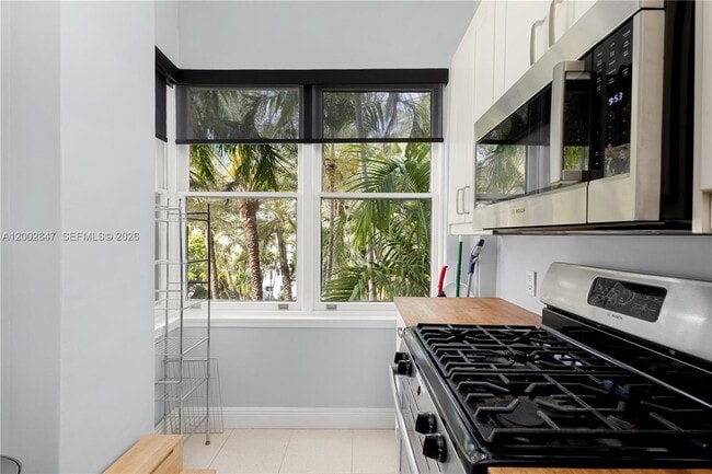 Building Photo - 2421 Lake Pancoast Dr
