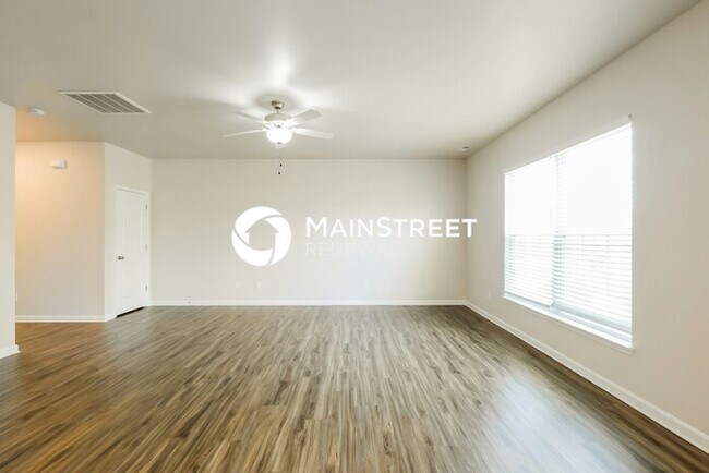 Building Photo - 3 Bedroom Pet-Friendly Home in LOUISVILLE, KY with Main Street Renewal