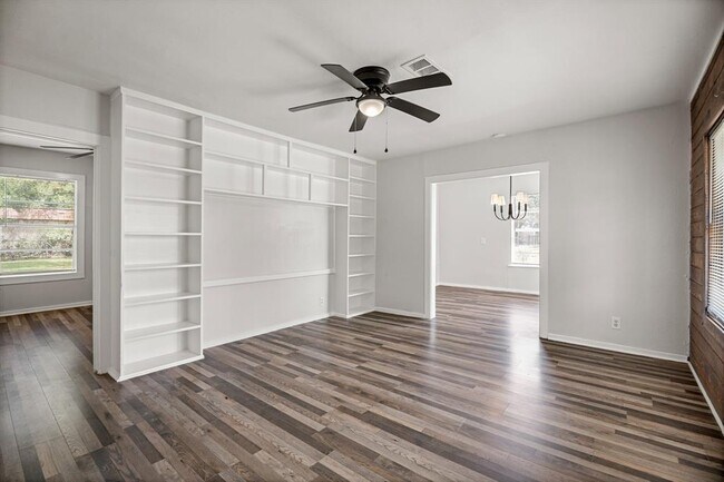 Foto del edificio - 5043 Arvilla Ln