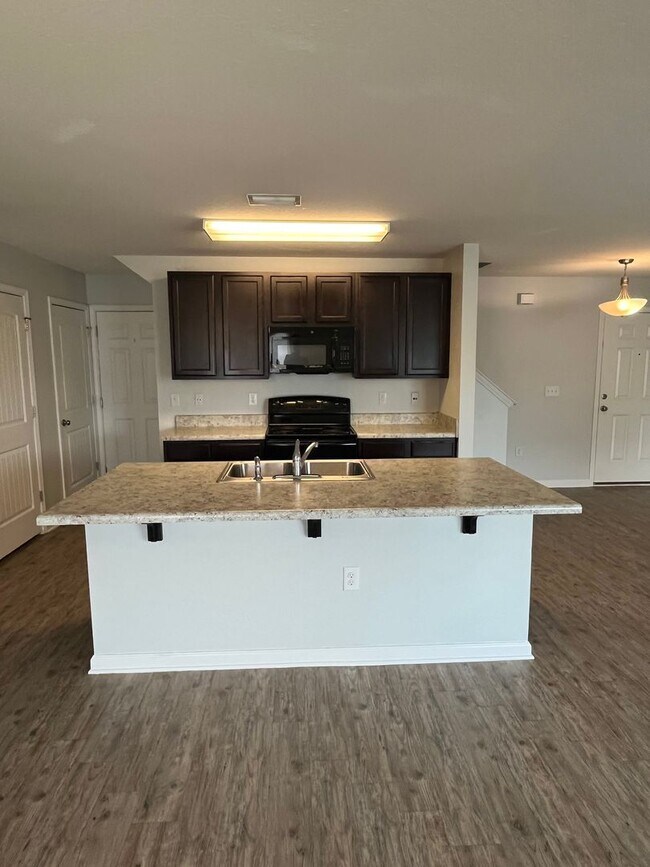 Building Photo - Convenient to shopping & Whiting Field!