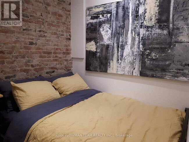 Building Photo - 8 Simcoe St N