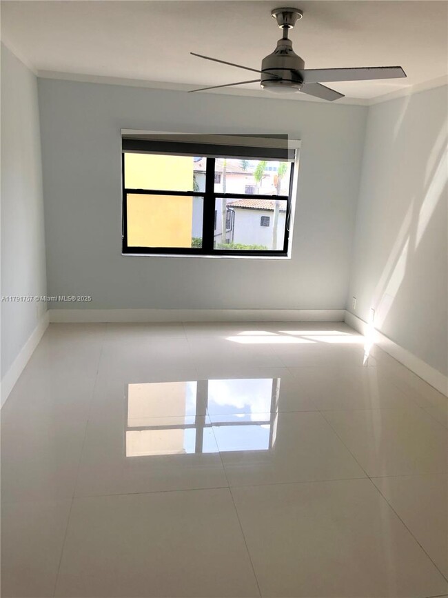 Foto del edificio - 8290 Lake Dr