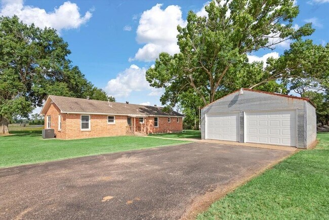 Foto del edificio - 28792 Waller Gladish Rd