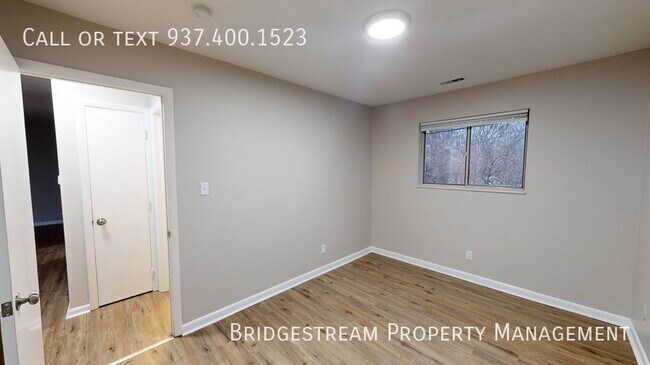 Foto del edificio - 1/2 OFF 1ST MONTH'S RENT! - Updated upstai...