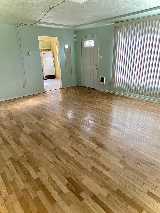 Building Photo - 4813 S Pine St