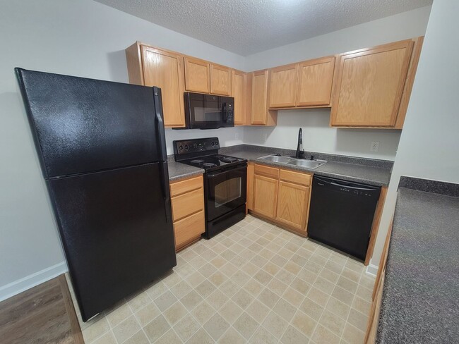 Building Photo - 2 Bedroom/2 Bath Condo in Ardmore Crest Co...