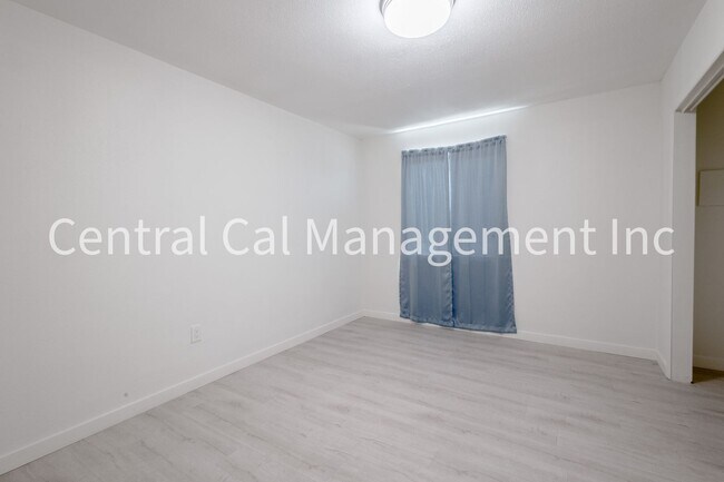 Building Photo - 1313 E Planz Rd