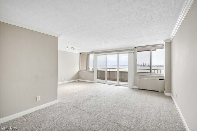 Foto del edificio - 12900 Lake Ave