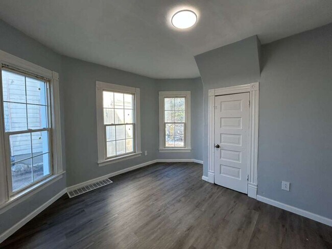 Building Photo - Spacious Corner-Lot Opportunity in Lorain!